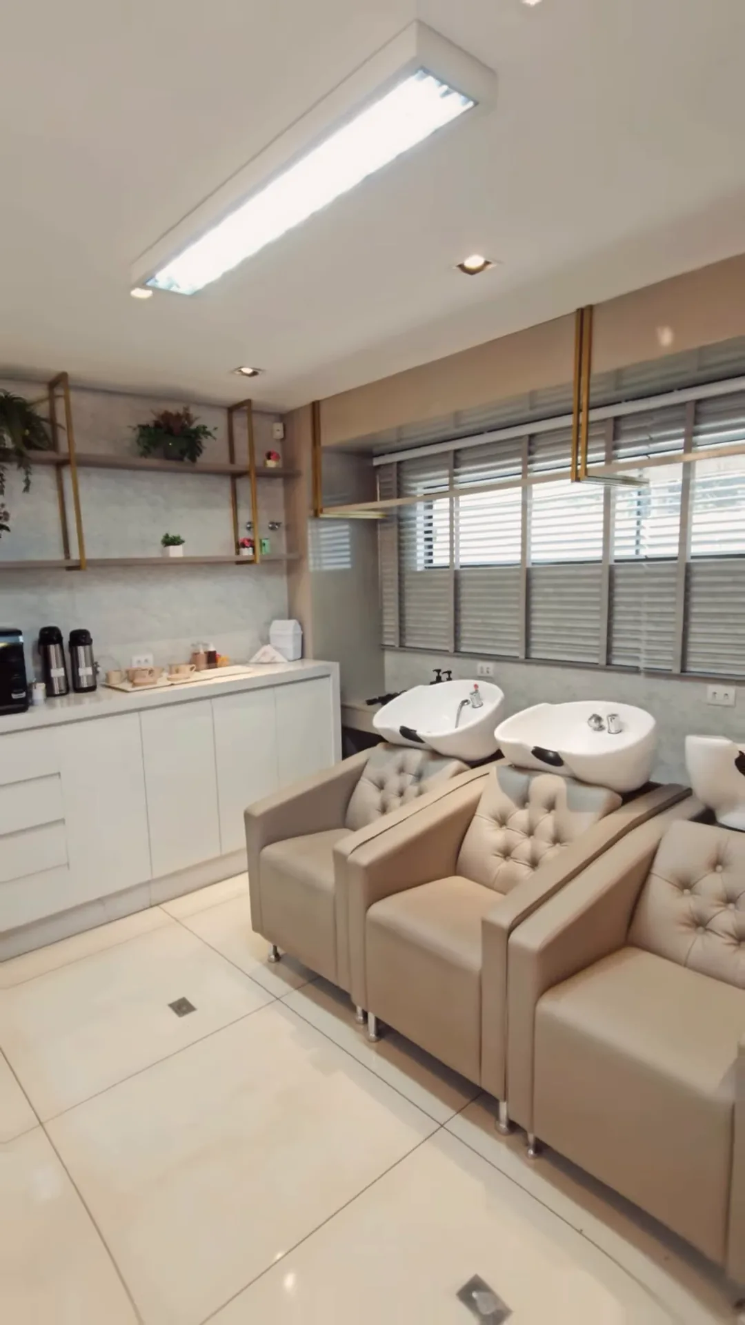 Salão com lavatórios